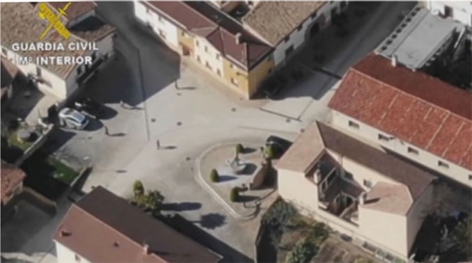 Momento en que los vecinos huyen al percatarse del dron de la Guardia Civil - The Drones Land